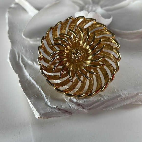 Gold Tone Flower Burst Brooch Pin - Picture 2 of 7